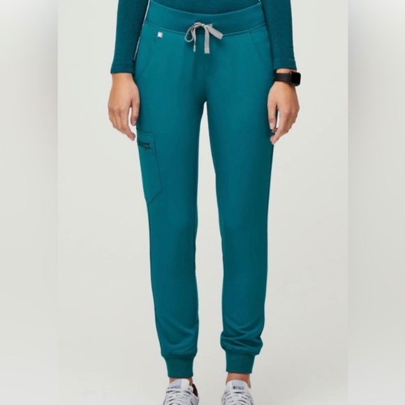 Figs Rafaela Oversized Top & Zamora Jogger Scrub Set - Picture 3 of 14